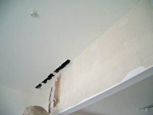 リビングと洋室の間の下がり壁に吊り下げ式の建具を施工するため下がり壁を補強する。(内装リフォーム)